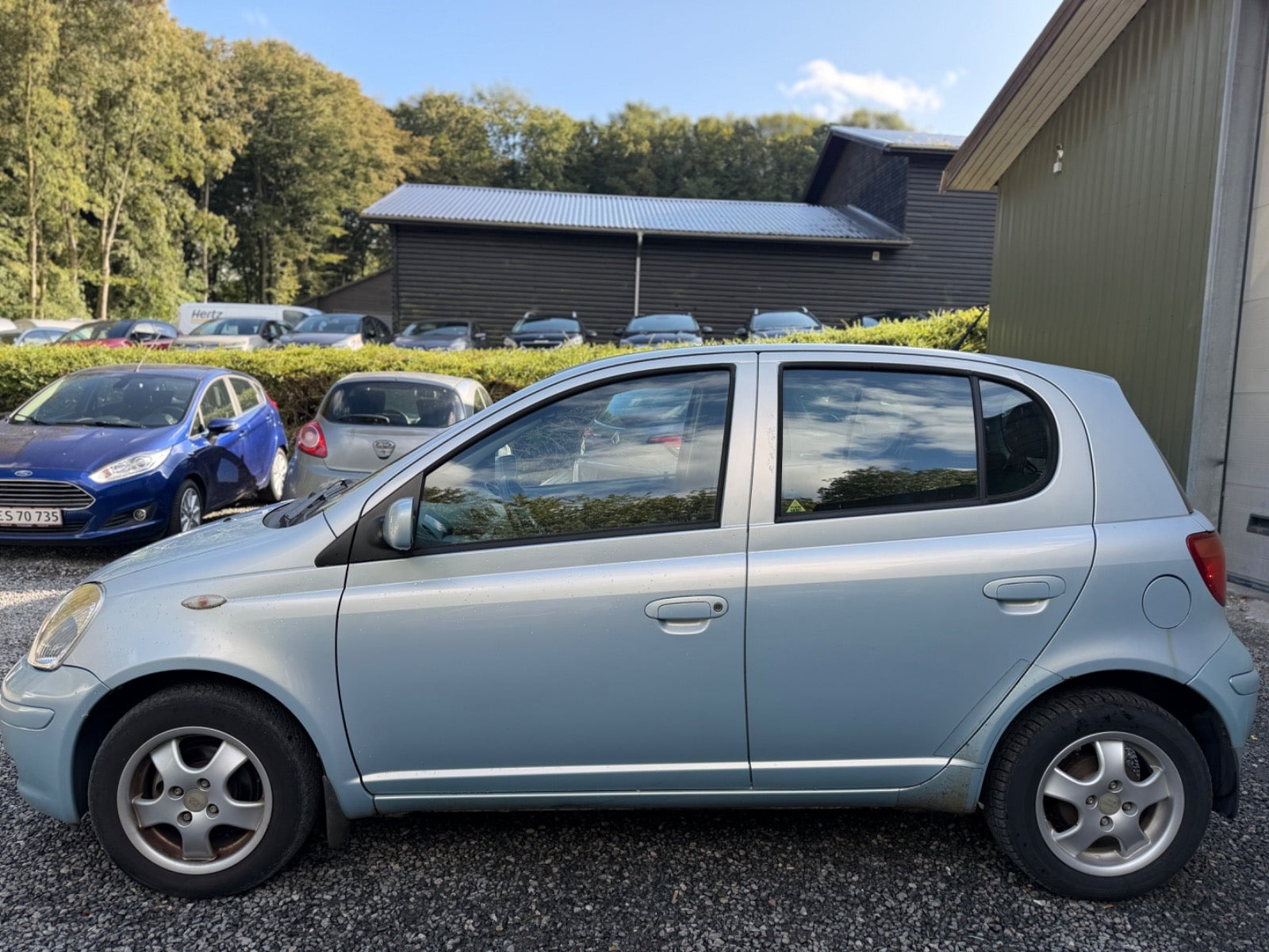 Blå Toyota Yaris fra 2004