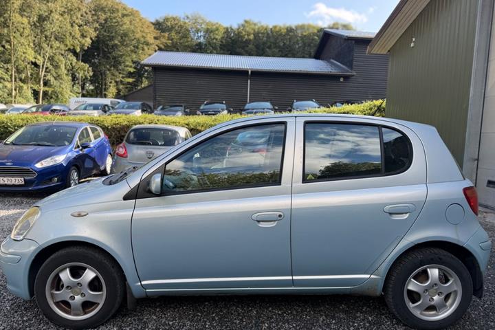 Blå Toyota Yaris fra 2004