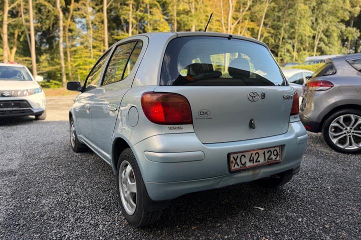 Blå Toyota Yaris fra 2004