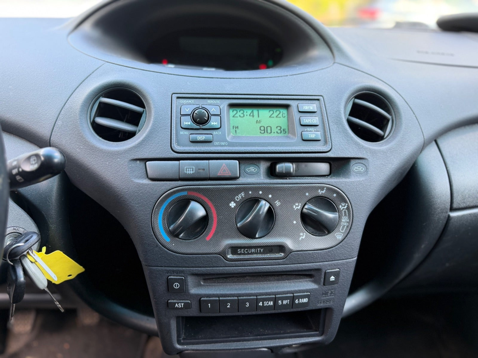 Blå Toyota Yaris fra 2004