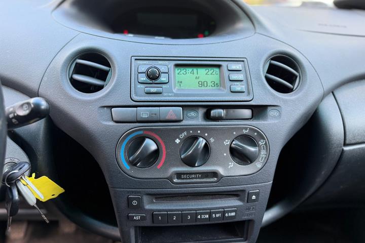 Blå Toyota Yaris fra 2004