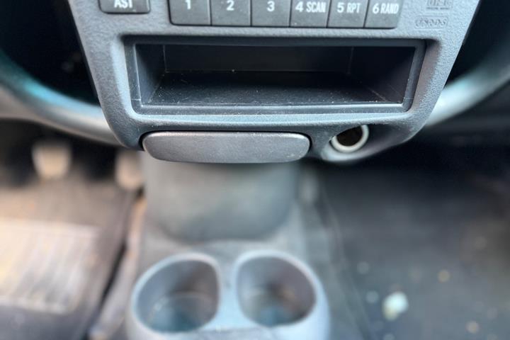 Blå Toyota Yaris fra 2004