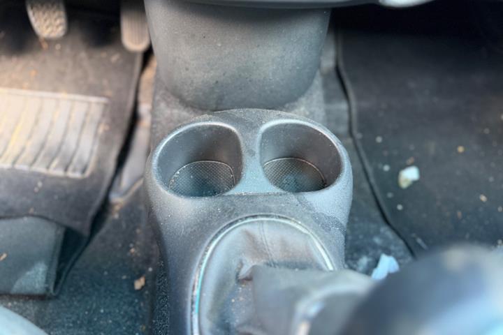 Blå Toyota Yaris fra 2004