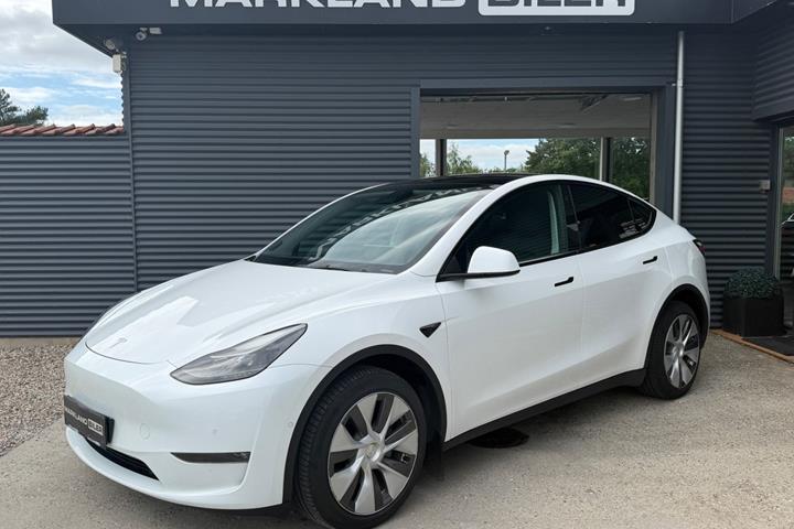Rød Tesla Model Y fra 2022