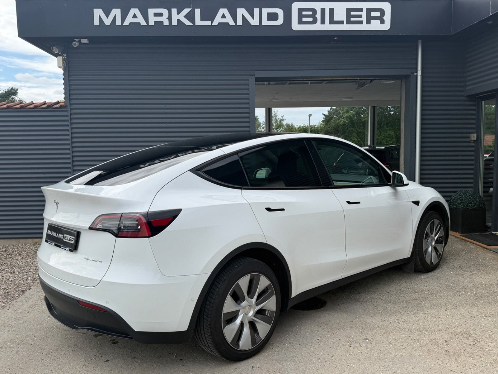 Rød Tesla Model Y fra 2022