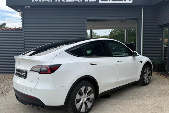 Rød Tesla Model Y fra 2022
