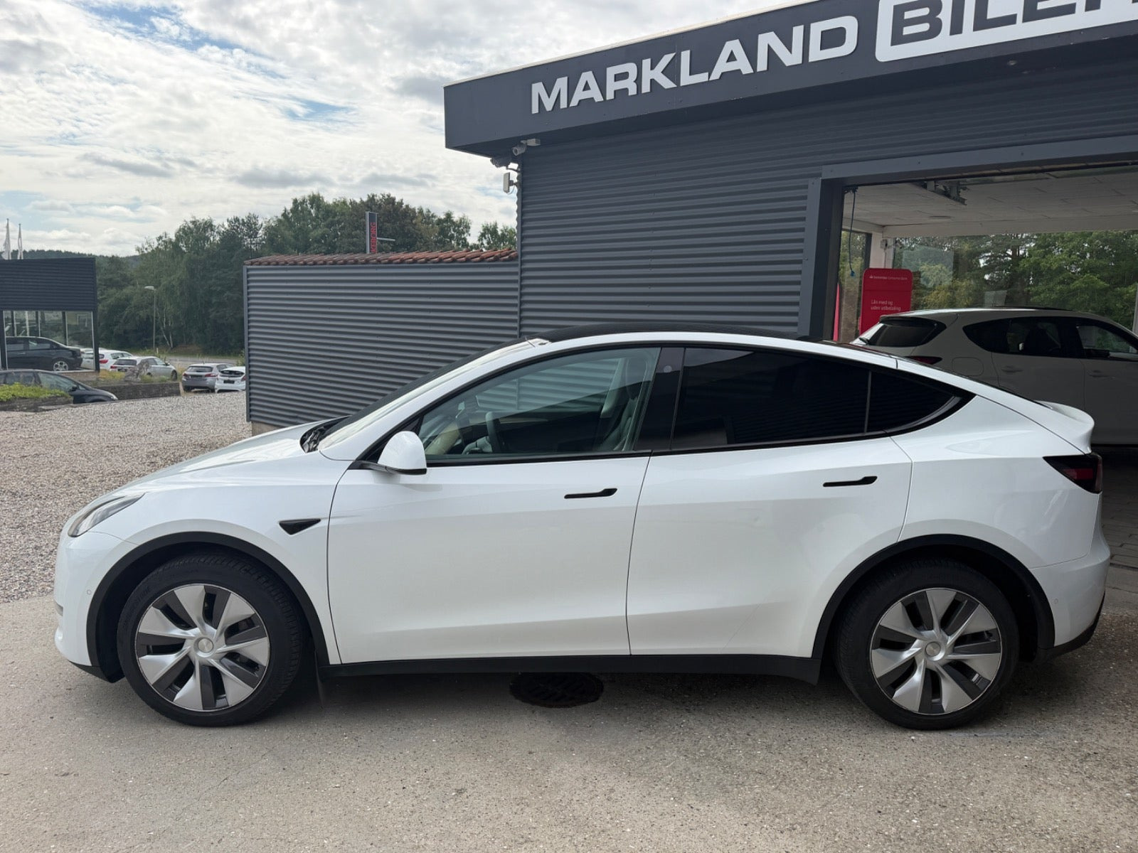 Rød Tesla Model Y fra 2022