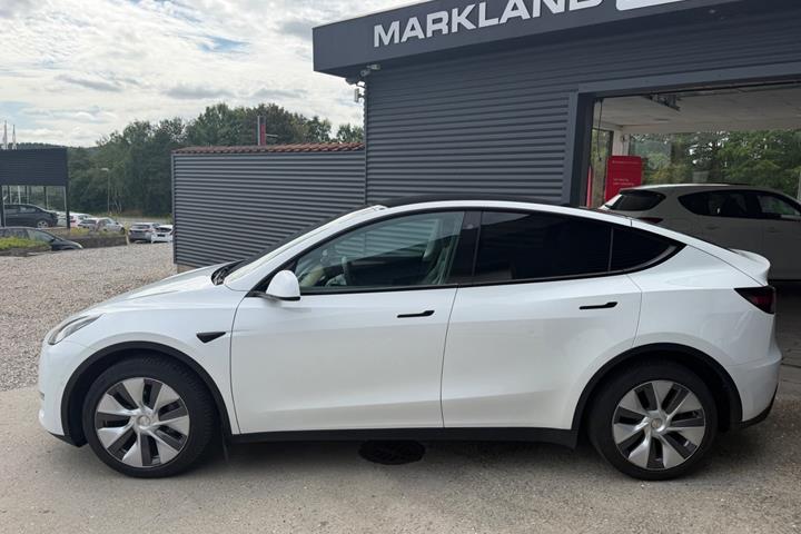 Rød Tesla Model Y fra 2022