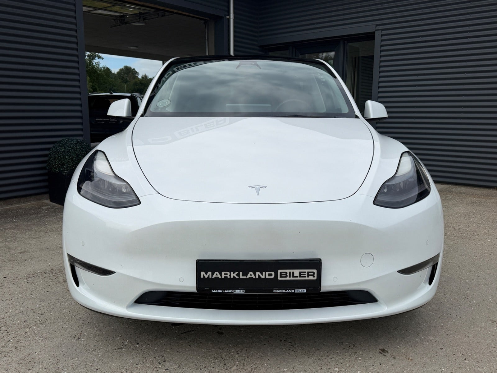 Rød Tesla Model Y fra 2022