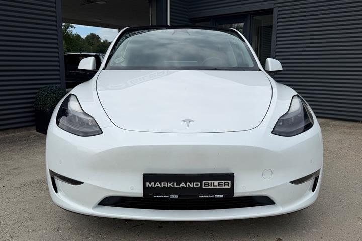 Rød Tesla Model Y fra 2022
