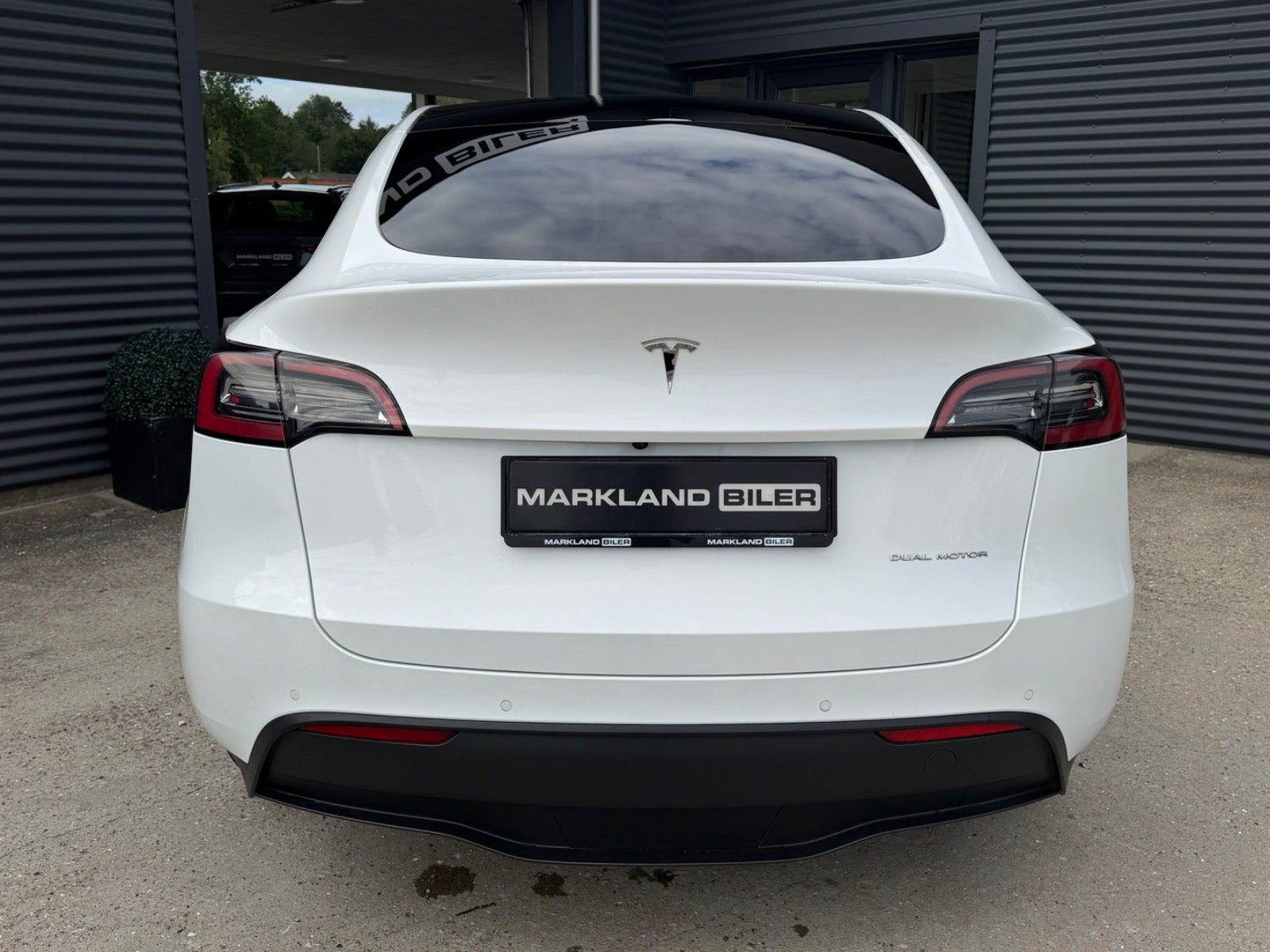 Rød Tesla Model Y fra 2022