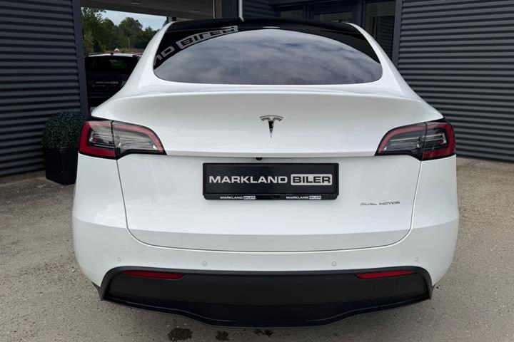 Rød Tesla Model Y fra 2022