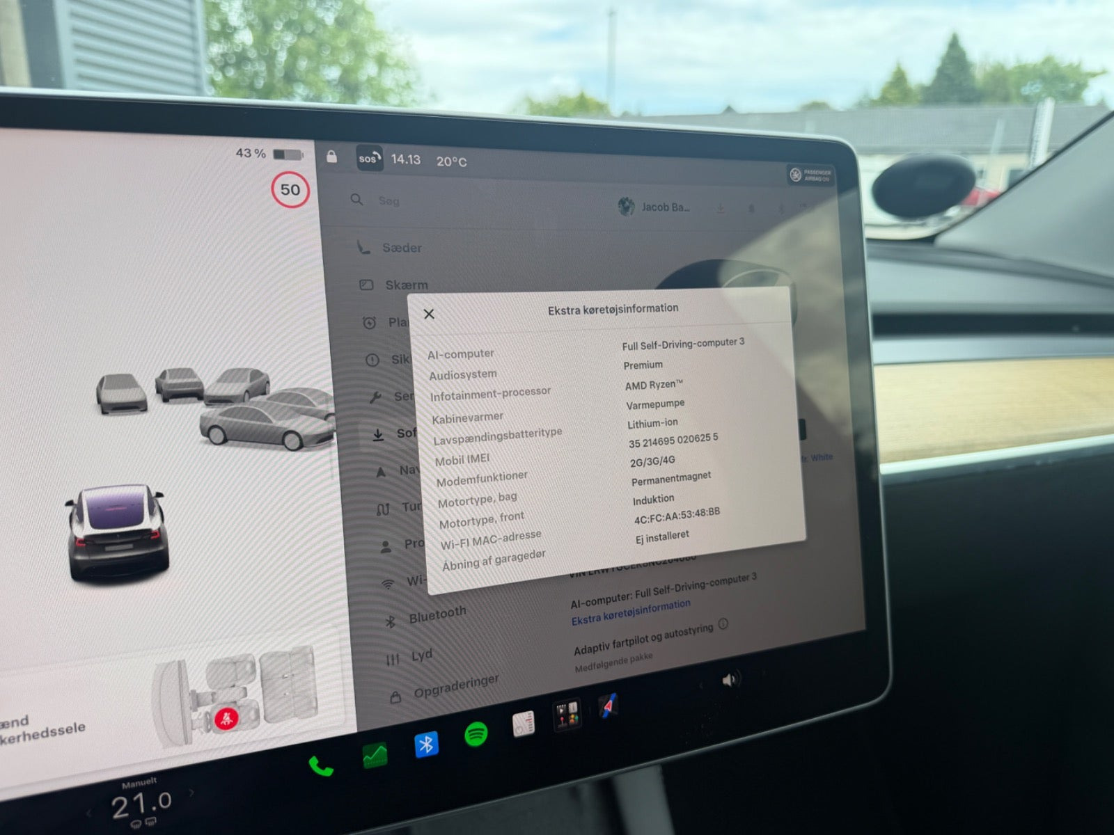 Rød Tesla Model Y fra 2022