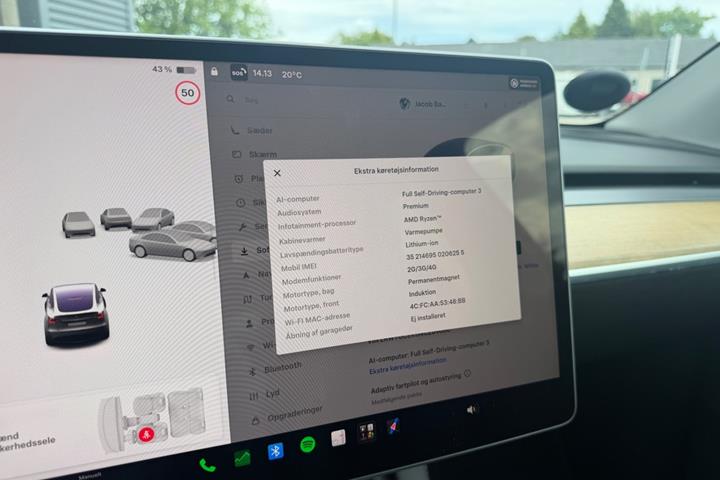 Rød Tesla Model Y fra 2022