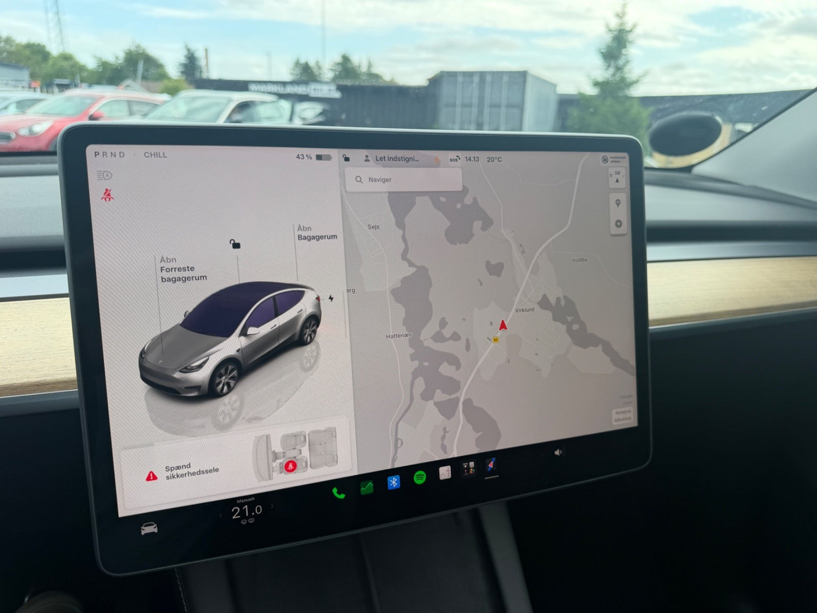Rød Tesla Model Y fra 2022