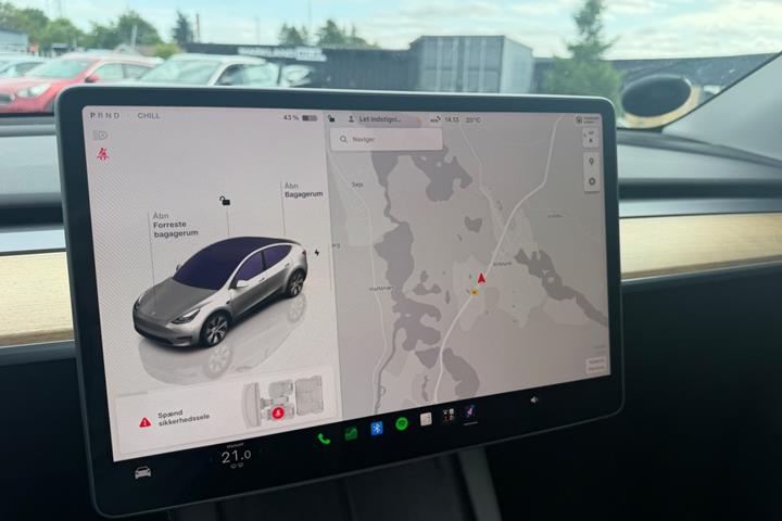 Rød Tesla Model Y fra 2022