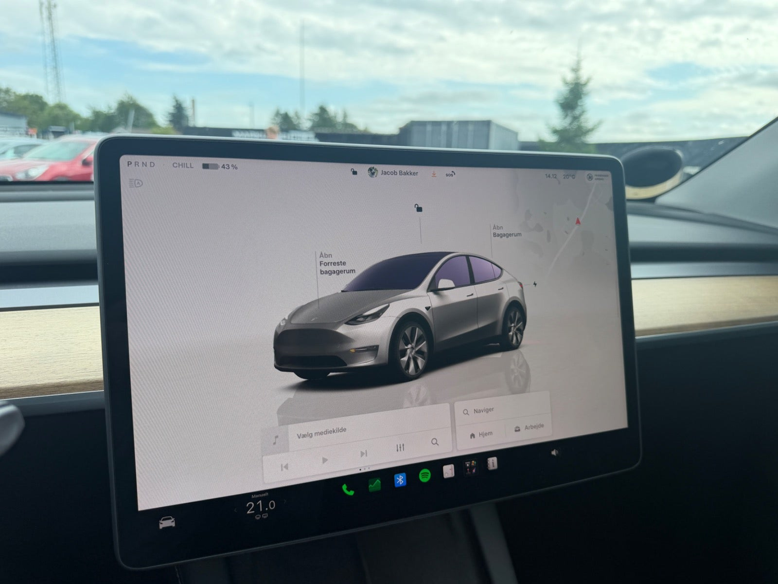 Rød Tesla Model Y fra 2022