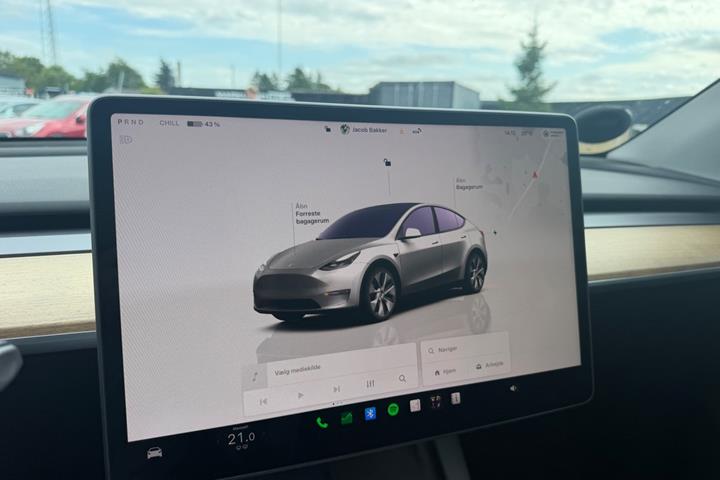 Rød Tesla Model Y fra 2022