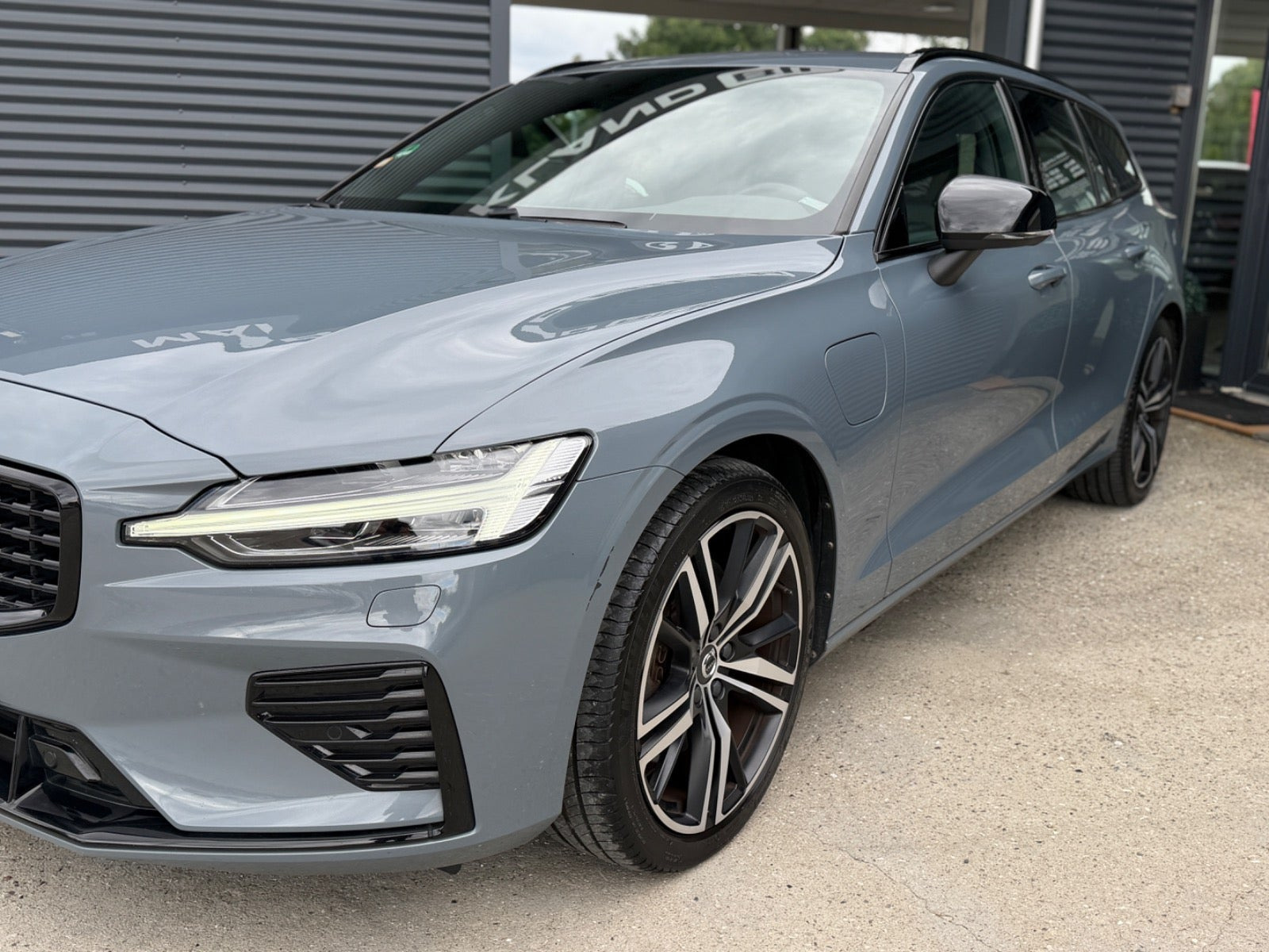 Grå Volvo V60 fra 2022