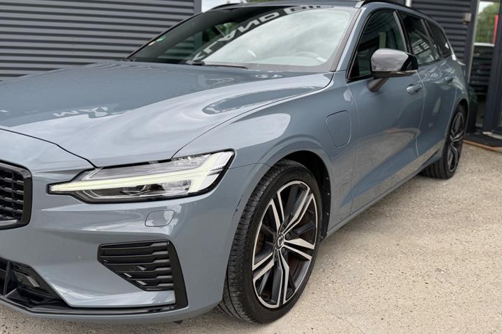 Grå Volvo V60 fra 2022
