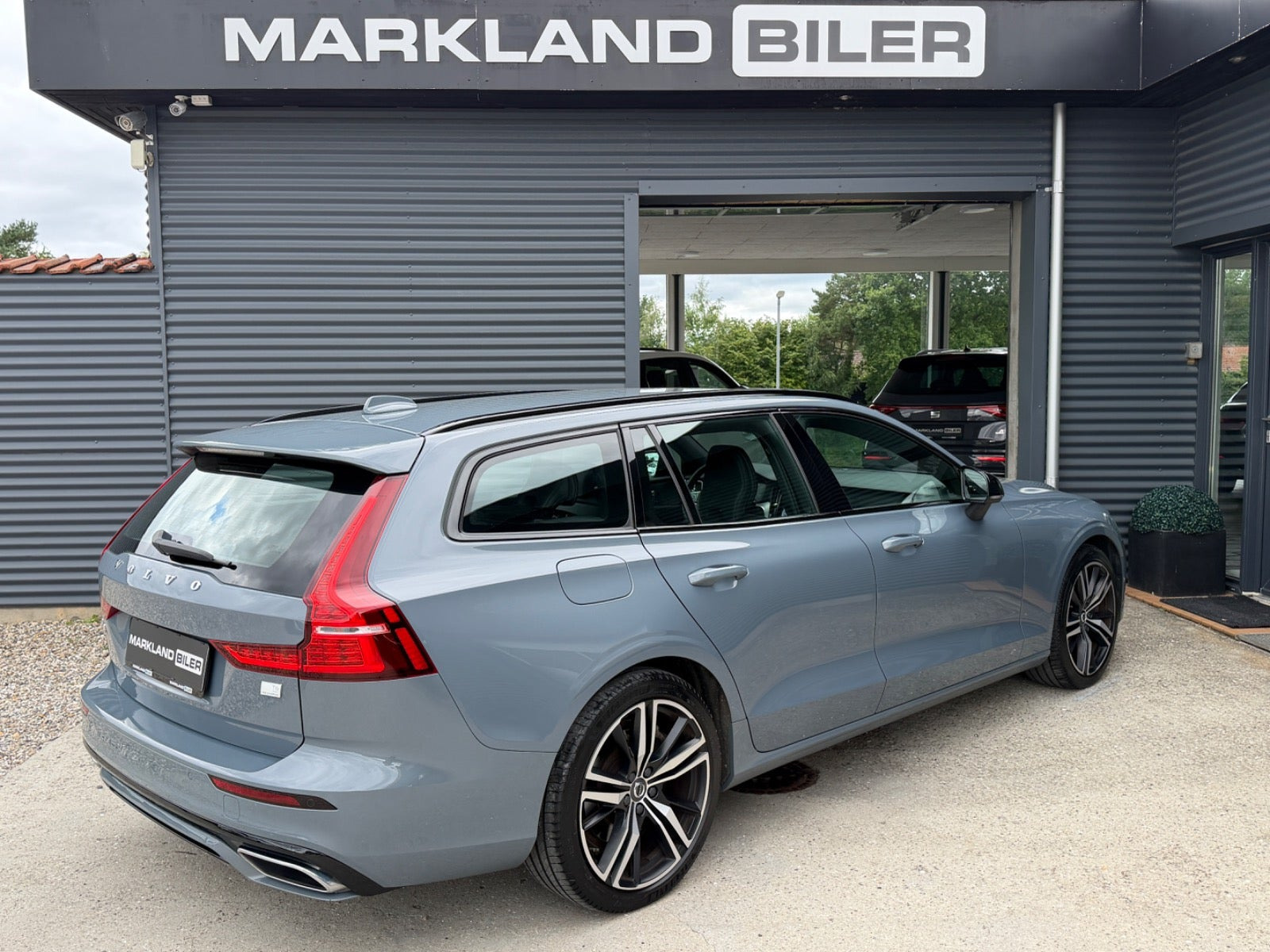 Grå Volvo V60 fra 2022