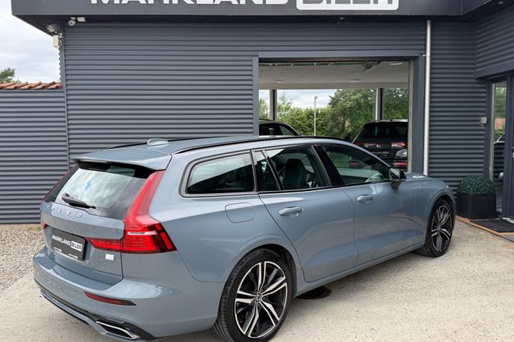 Grå Volvo V60 fra 2022