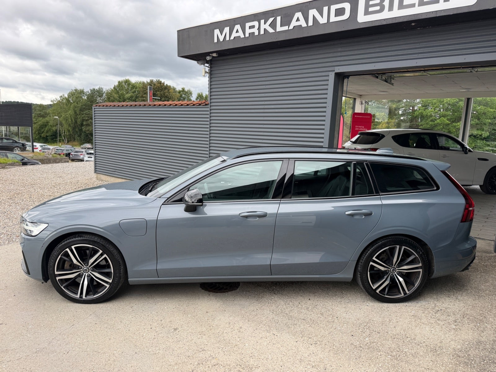 Grå Volvo V60 fra 2022