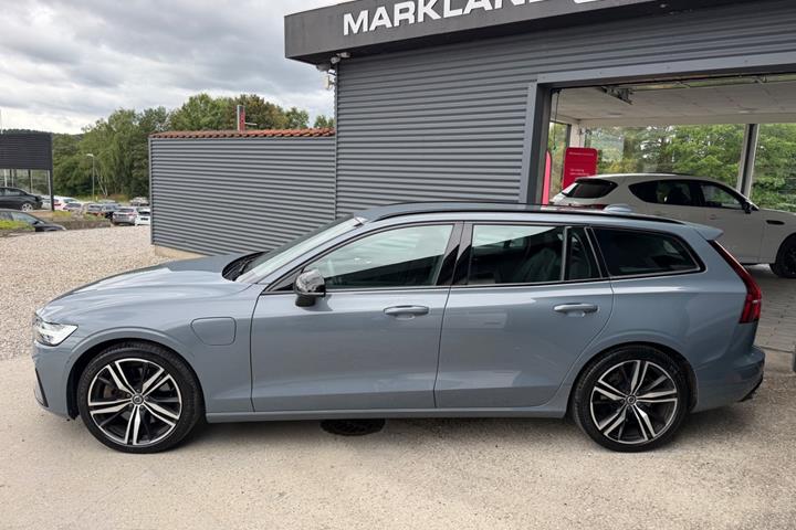 Grå Volvo V60 fra 2022