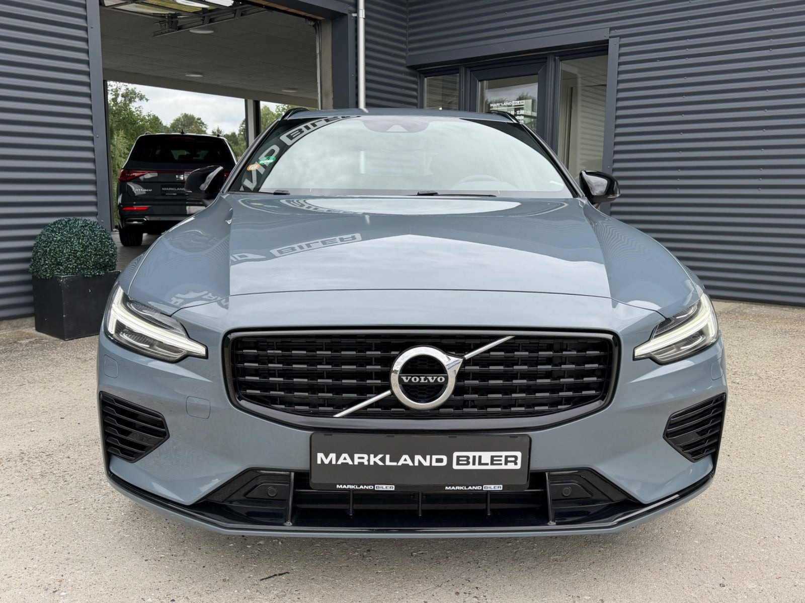 Grå Volvo V60 fra 2022