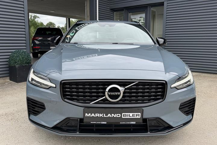 Grå Volvo V60 fra 2022