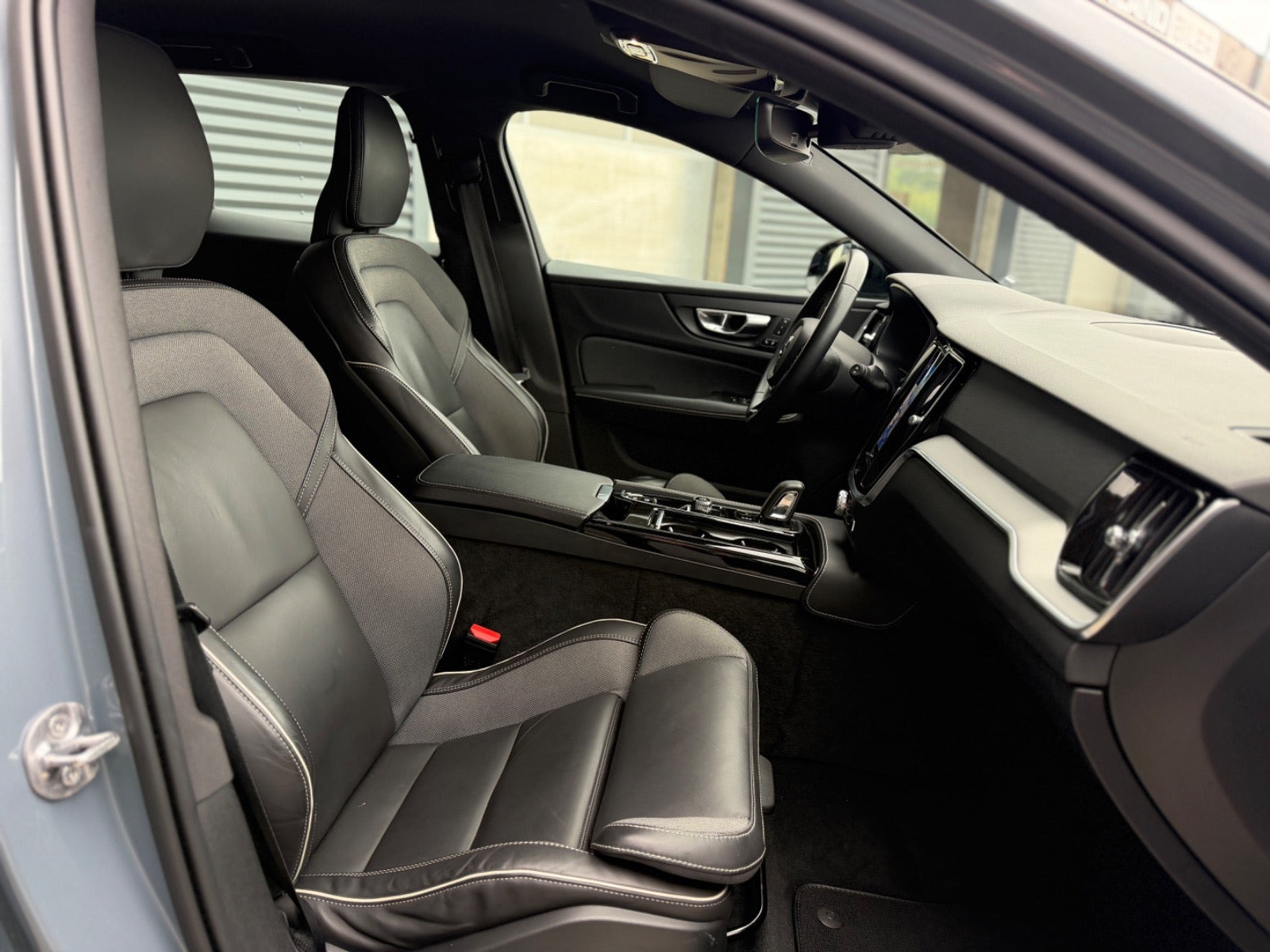 Grå Volvo V60 fra 2022