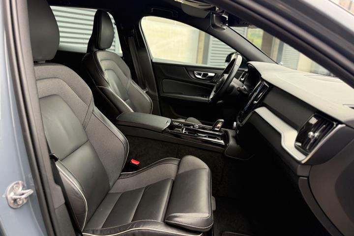 Grå Volvo V60 fra 2022