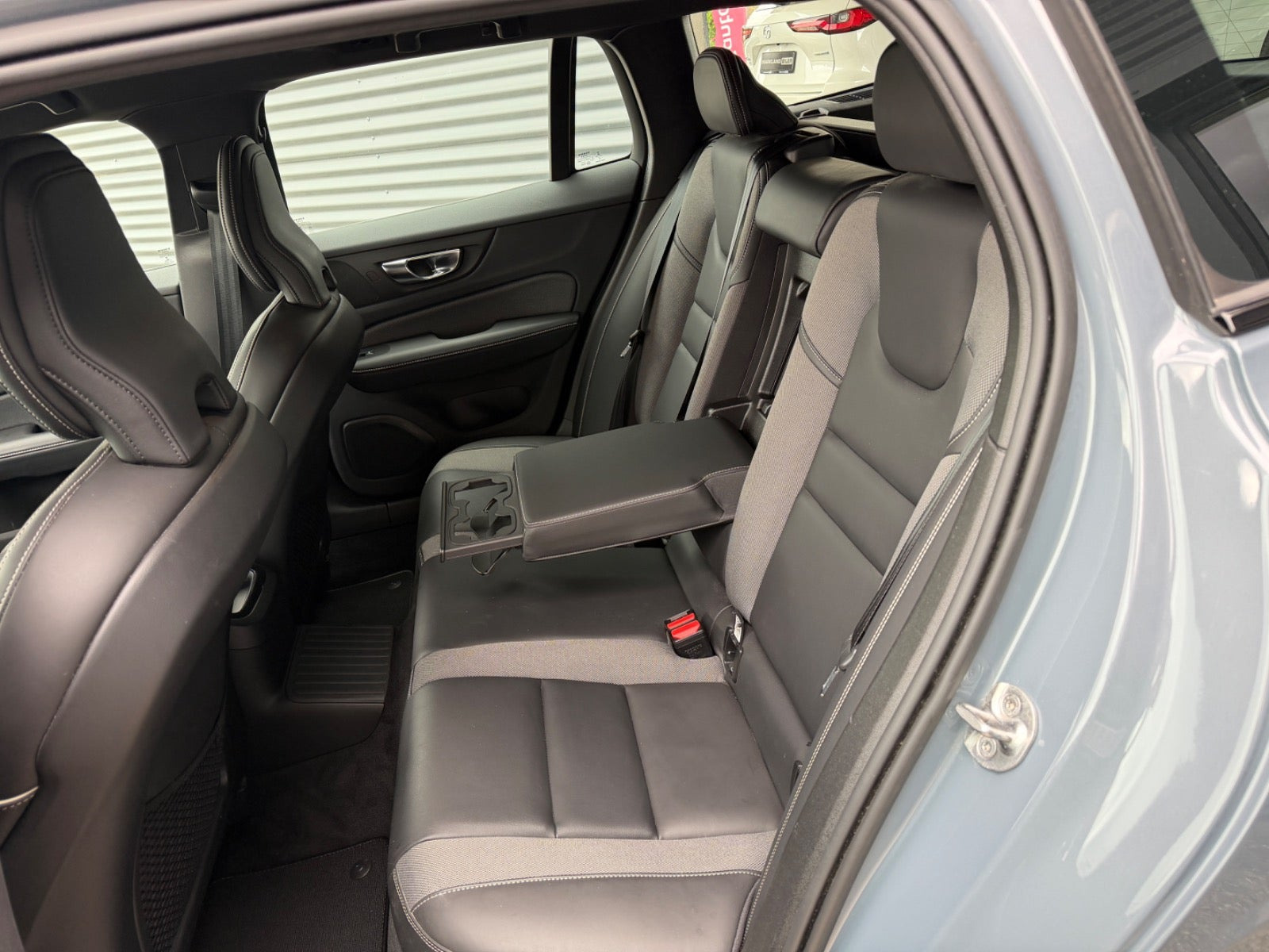 Grå Volvo V60 fra 2022