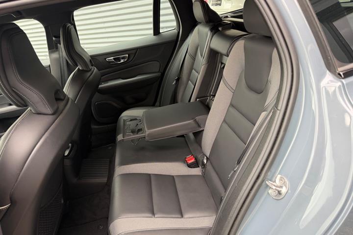 Grå Volvo V60 fra 2022