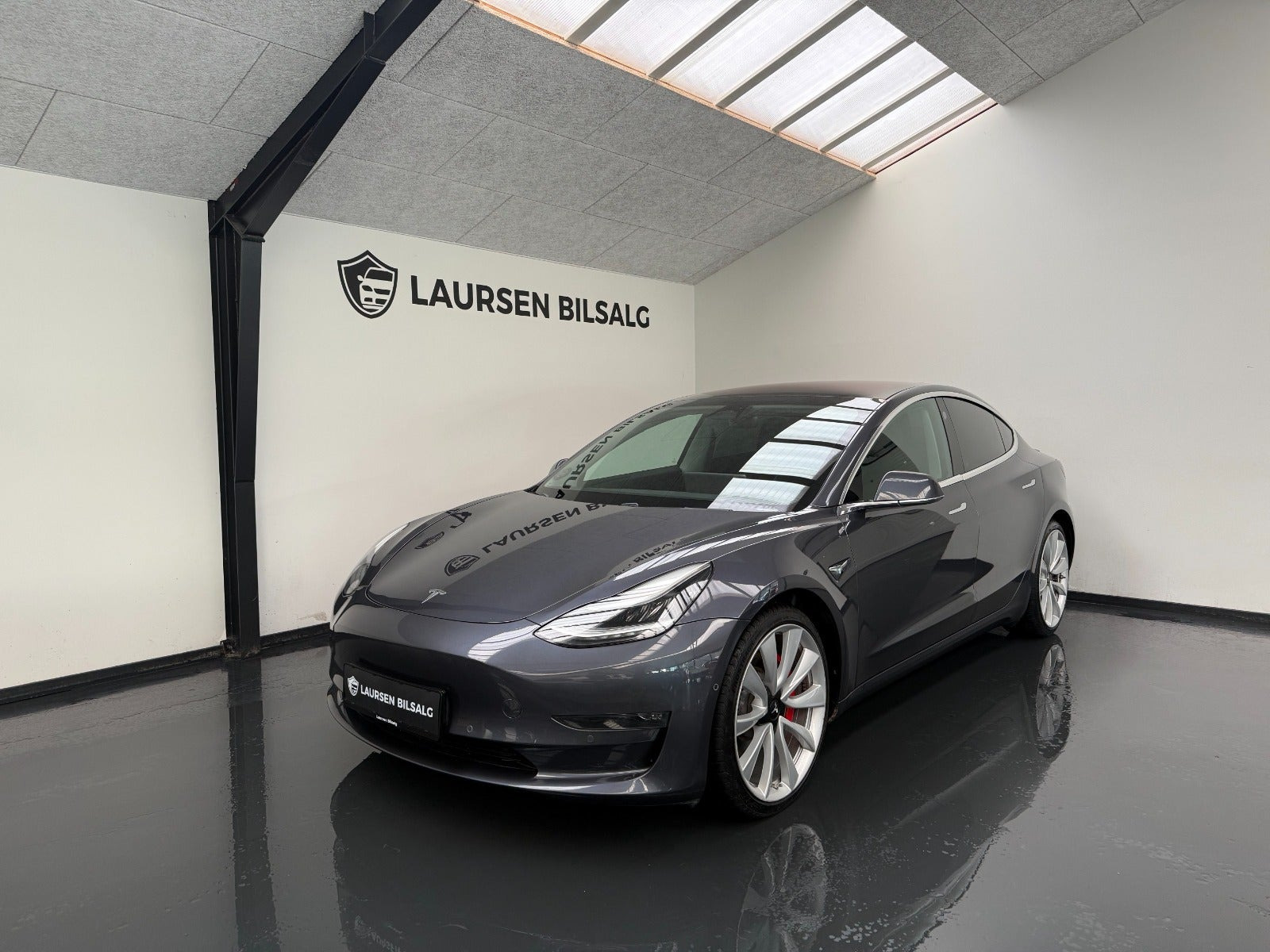 Grå Tesla Model 3 fra 2019