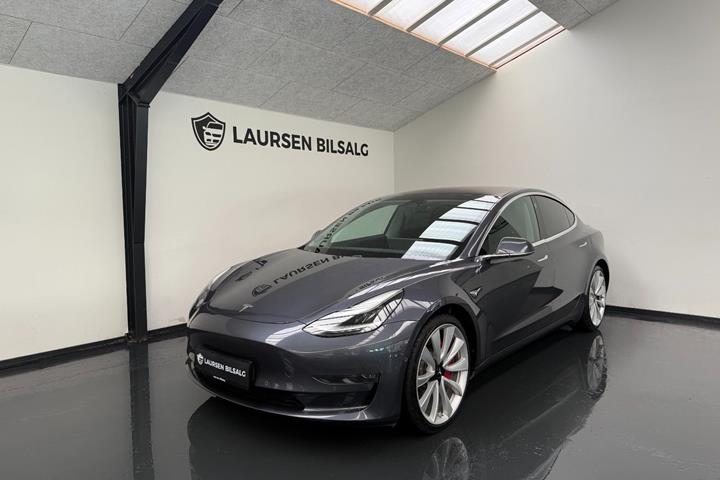 Grå Tesla Model 3 fra 2019
