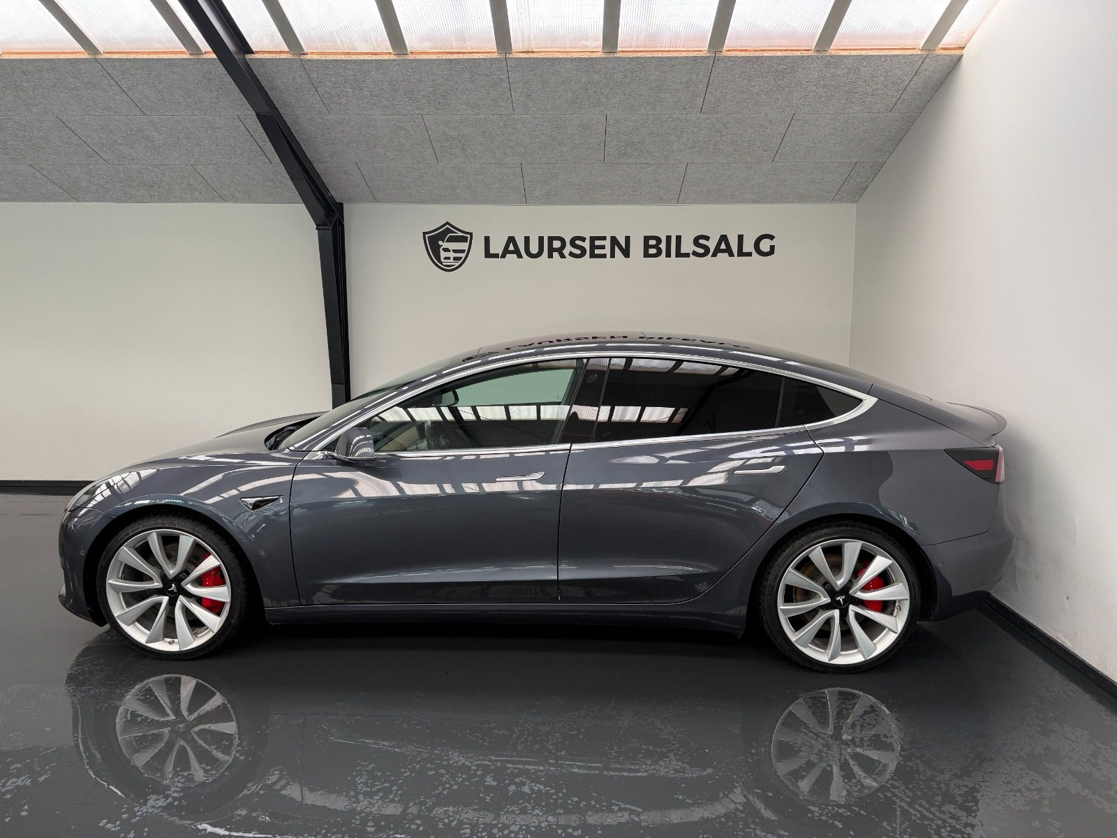 Grå Tesla Model 3 fra 2019