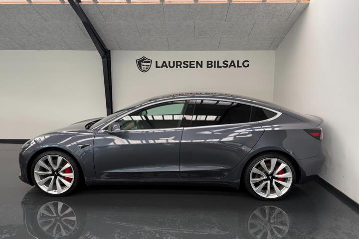 Grå Tesla Model 3 fra 2019