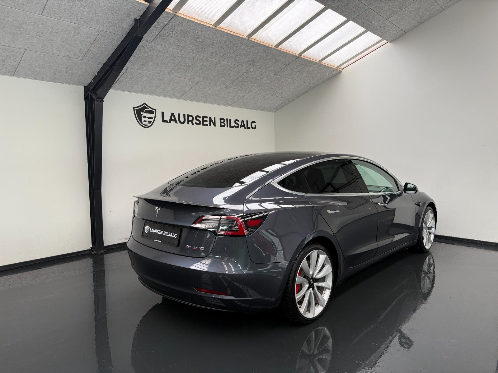 Grå Tesla Model 3 fra 2019