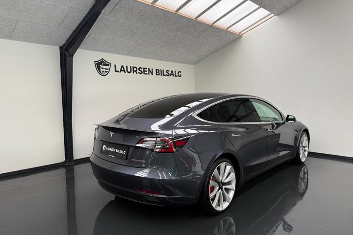 Grå Tesla Model 3 fra 2019