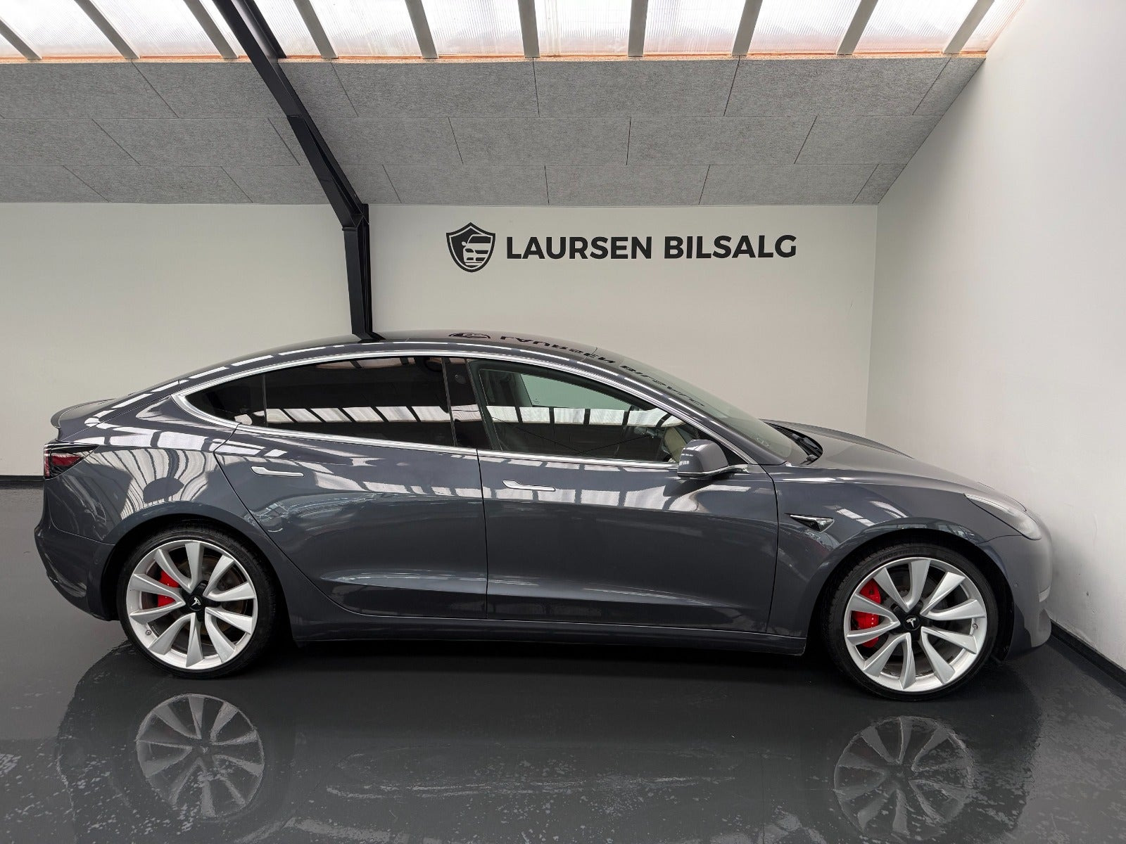 Grå Tesla Model 3 fra 2019
