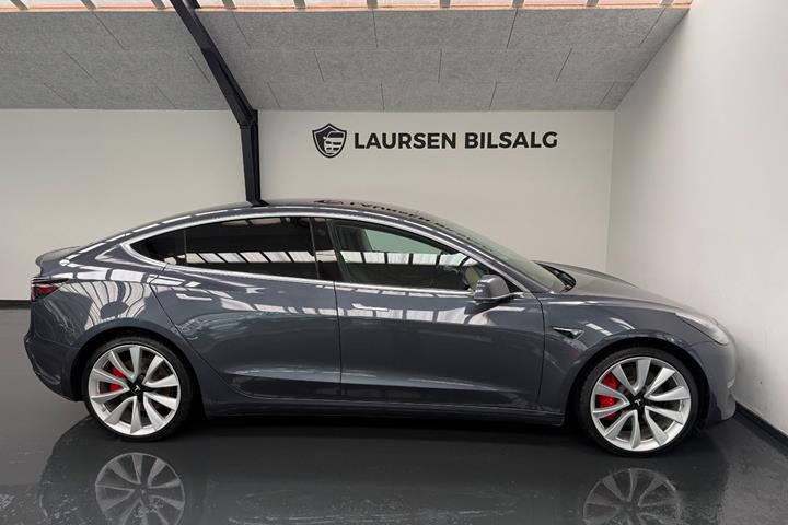 Grå Tesla Model 3 fra 2019