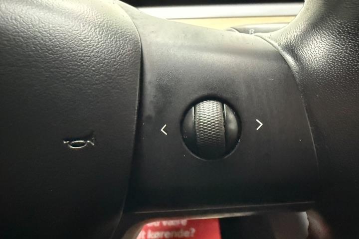 Grå Tesla Model 3 fra 2019