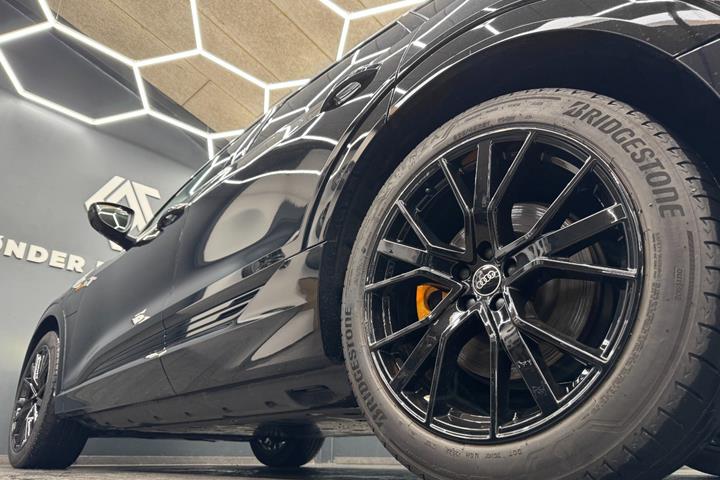 Sort Audi e-tron fra 2023