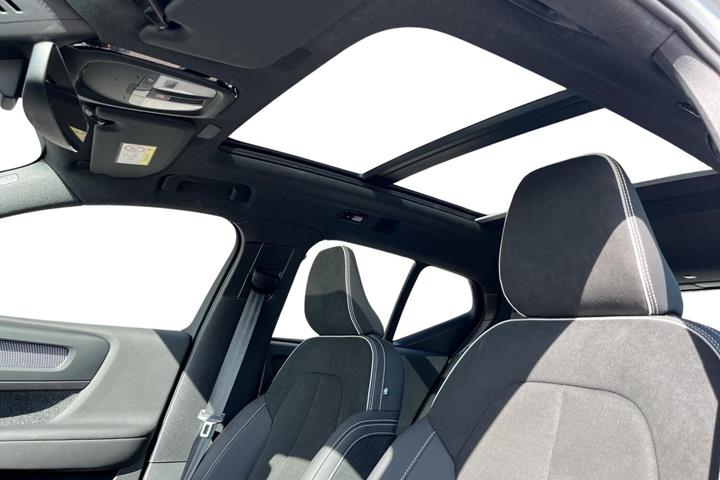 Grå Volvo EX40 fra 2026