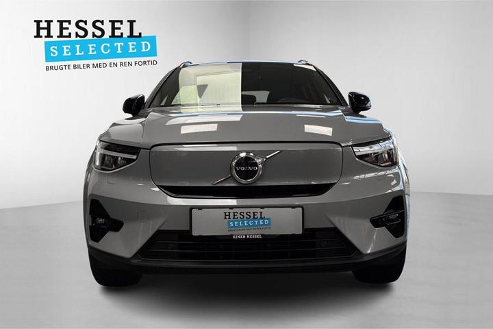 Grå Volvo XC40 fra 2024