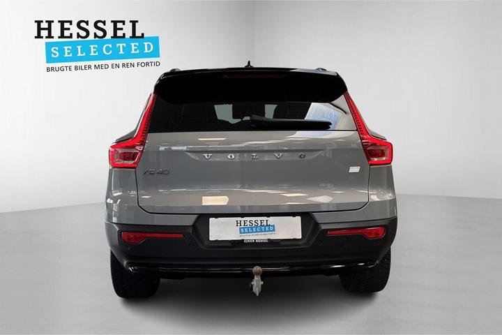Grå Volvo XC40 fra 2024
