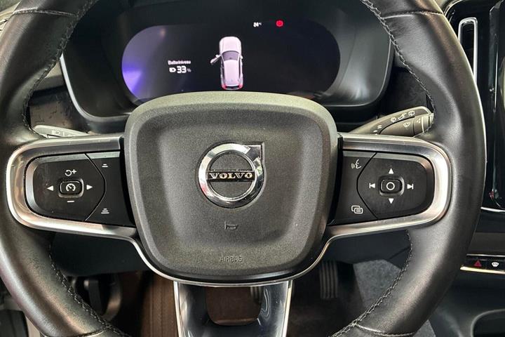 Grå Volvo XC40 fra 2024