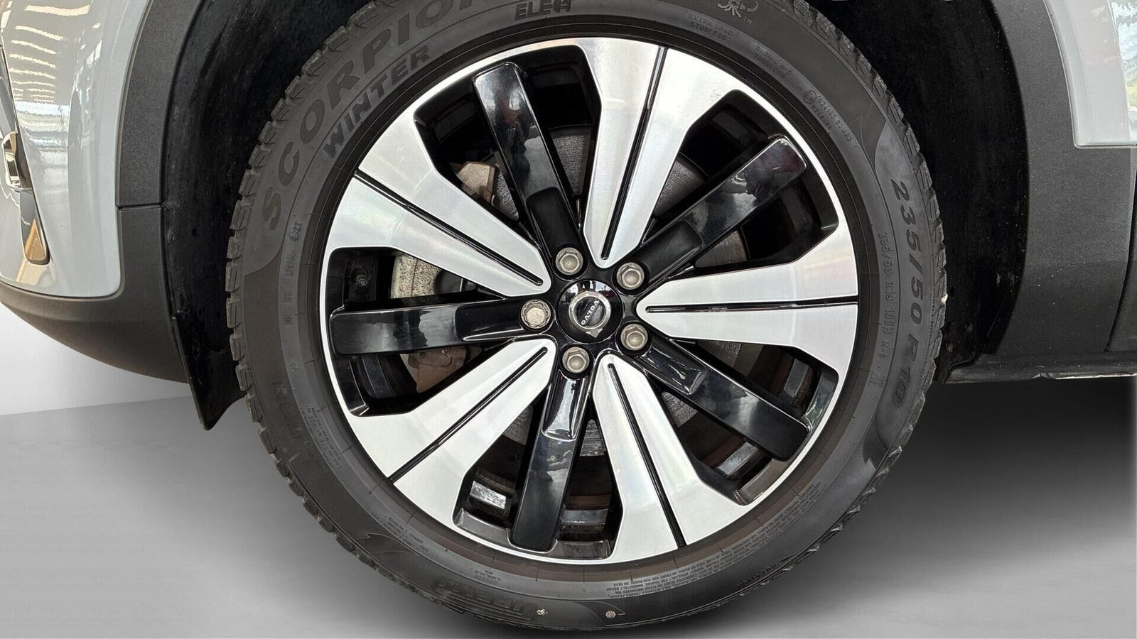 Grå Volvo XC40 fra 2024