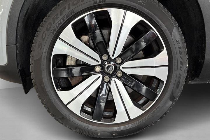 Grå Volvo XC40 fra 2024